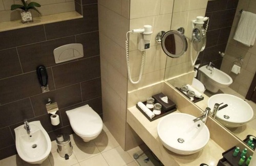 Al Zahiyah Apartment | Deluxe Room Near K. M. Hypermarket Tourist Club Area By Luxury Bookings