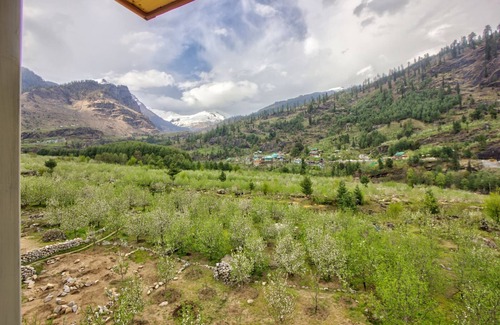 Burwa Apartment | Deluxe Room with Mountain View - Parking, Wi-fi