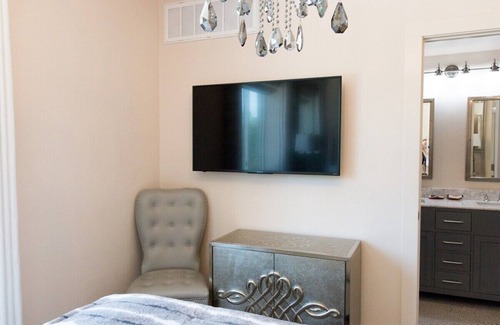 Kessler Hotel | Deluxe Suite,1 Queen Bed (Paris)