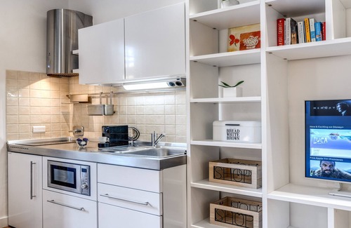 Ripa Apartment | DELUXE SUITE extra king size bed, perfect location Rome center