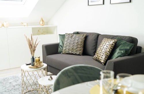 Wieseck Condo | Deluxe Suite | Living+Workplace