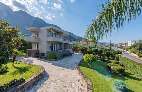 Paralia Vergas Villa | Deluxe Villa with Sea View in Verga, Kalamata