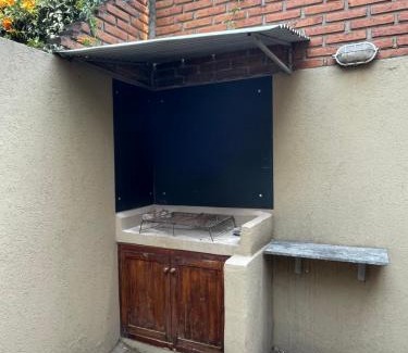 Cordoba Apartment | Departamento PB, patio y asador privados - NUEVO SERVICIO Estacionamiento 24hs INCLUIDO, no camioneta- Cerca de hotel Quinto Centenario, Nuevocentro shopping, Hospital Clinicas y Club Universitario Córdoba Sede central