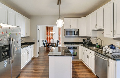 Johnston House | Des Moines Suburb Stay w/Spacious Layout & Deck!