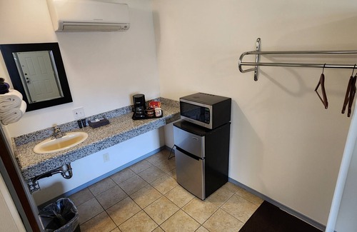 Maupin Apartment | Deschutes Motel - Oak Springs - Queen Suite w/1 Queen Bed
