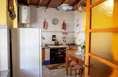 Laviana House | Descubre la Tranquilidad en La Aldea: Tu Refugio con Vistas a la Montaña