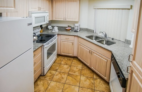 Palm Desert Apartment | Desert Breezes Resort