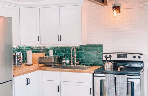 Joshua Tree House | Desert Escape, Sweeping Views, 2.5 Fenced Acres, Hot Tub · Golden Hour House