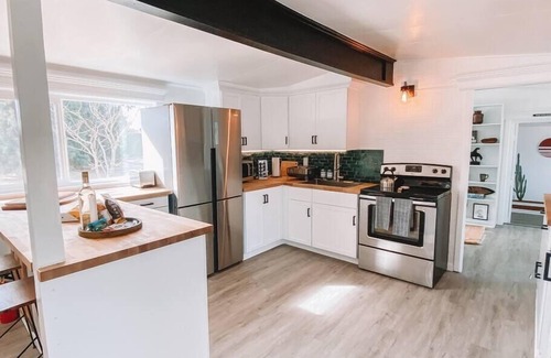 Joshua Tree House | Desert Escape, Sweeping Views, 2.5 Fenced Acres, Hot Tub · Golden Hour House