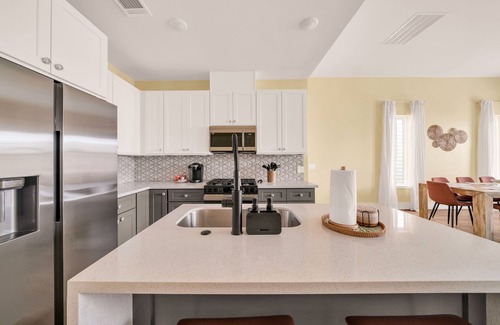 North Houston House | Desert Oasis - 30 Min to Midtown, Galleria, & NRG