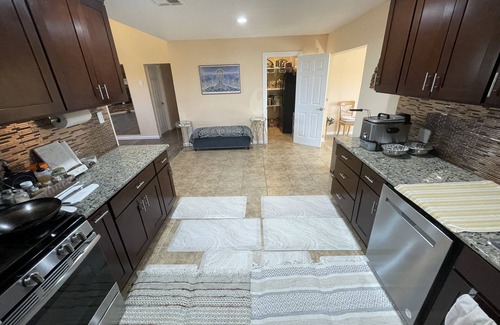 Joshua Tree House | Desert Palace w/Pool, Hot Tub, Sound System, Chef's Kitchen, 1-2 month stay