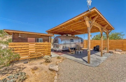 Joshua Tree Highlands House | Desert View Hideaway & Vintage Airstream