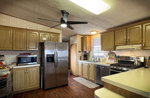 Meadview House | Desert View Retreat - Sleeps 22, Game Garage, Near Skywalk & Lake Mead