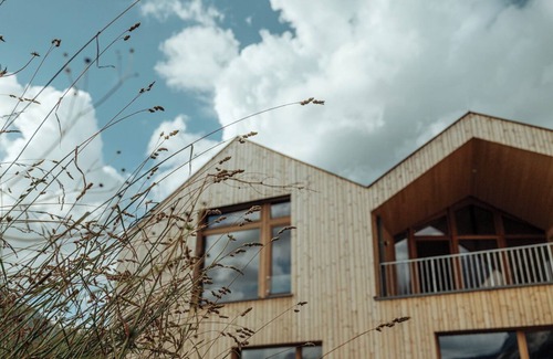 Ehrwald Apartment | Design loft with exposed roof truss with all-round mountain views