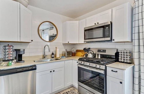 East Central Apartment | Designer 2 bd apt/1 King Bed/blocks from U of U