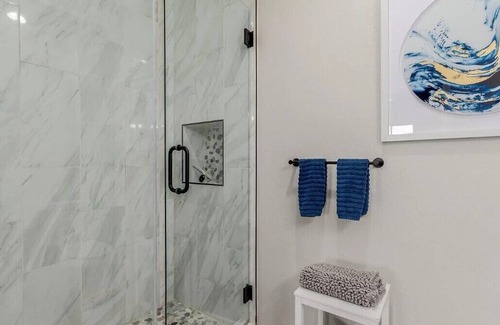 Villa De Paz Condo | Designer 2BD/2BA in Gated Resort w/Pool & Gym