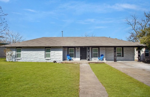 Temple House | Designer 4/2 Blocks from Baylor Scott & White Hospital