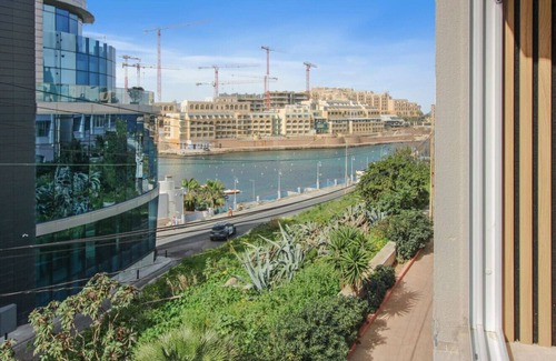 Paceville Apartment | Designer - 60 Seconds to the Beach I Free Parking!