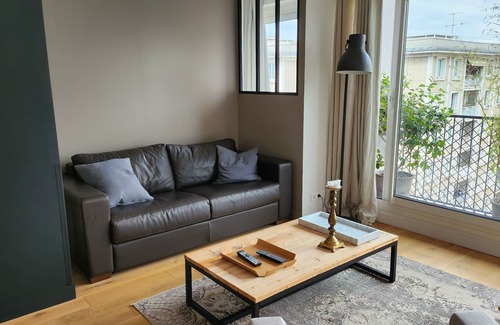 Quartier de Javel Apartment | Designer apartment overlooking the Seine
