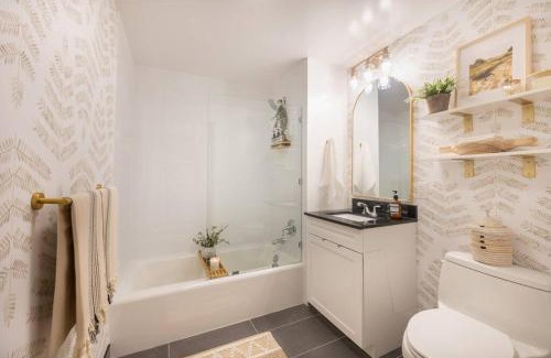 Harlem Apartment | Designer Apt for 6, City Views, near Times Square!