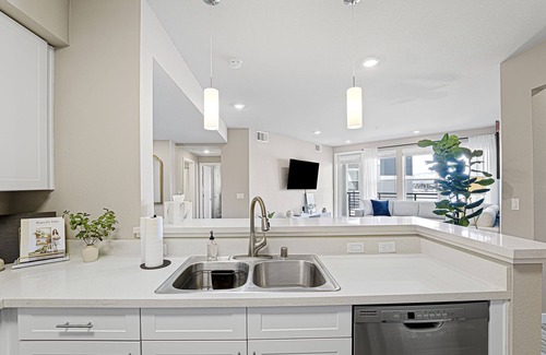 Sparks Apartment | Designer Apt. with Jacuzzi. Walk To Casino & iMax