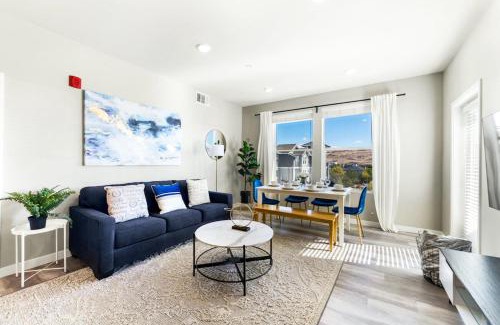 Sparks Apartment | Designer Apt with Jacuzzi, Pool & Mountain Views