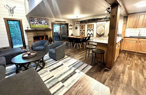 Lake Harmony House | Designer Cabin 3-Min Walk to Exclusive Lake Club! 2-Min Drive to Ski Lifts!