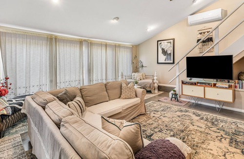 Calabasas Cottage | Designer guest house with pool & spa, patio - dog-friendly
