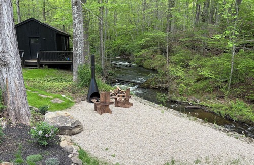 Patterson House | Designer home on a stream with AC and WiFi in Patterson