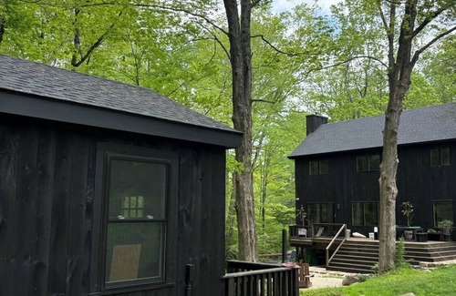 Patterson House | Designer home on a stream with AC and WiFi in Patterson