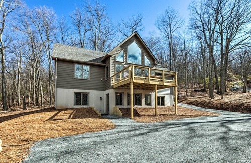 Pedlars Edge Cottage | Designer Home w/ Fire Pit ~ 70 Steps to Slopes!