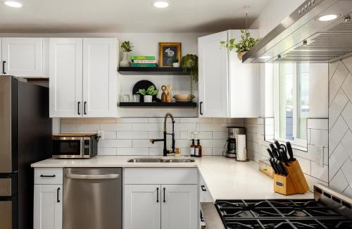 Poets Square House | Designer Home with Guest House, Pool, Hot Tub