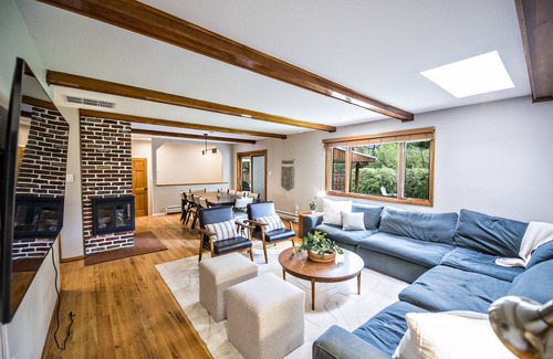 Southeast House | Designer Home & Yard, 15 mins to Downtown Denver