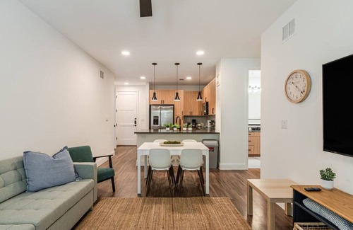 Hancock Apartment | Designer Space near UT 2 King Bed Pool Gym EV WD