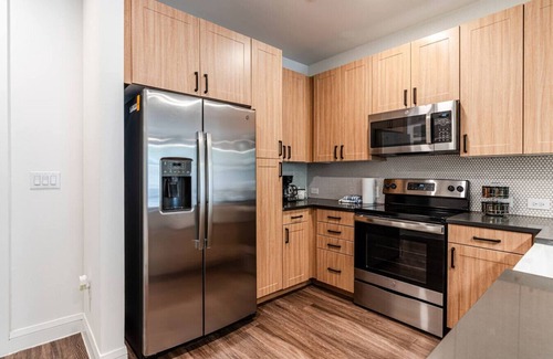 Hancock Apartment | Designer Space near UT 2 King Bed Pool Gym EV WD