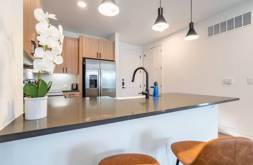 Hancock Apartment | Designer Space near UT King Bed