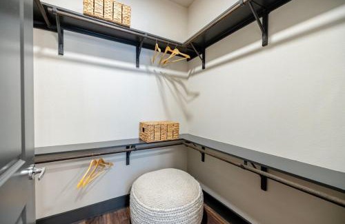 North Burnet Apartment | Designer Vibes -Walk-In Shower -Pool Access