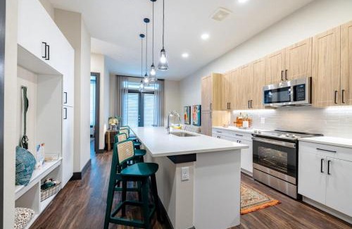 North Burnet Apartment | Designer Vibes -Walk-In Shower -Pool Access