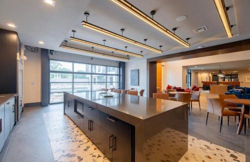 North Burnet Apartment | Designer Vibes -Walk-In Shower -Pool Access