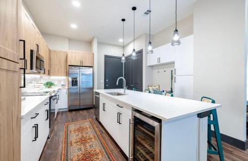 North Burnet Apartment | Designer Vibes -Walk-In Shower -Pool Access