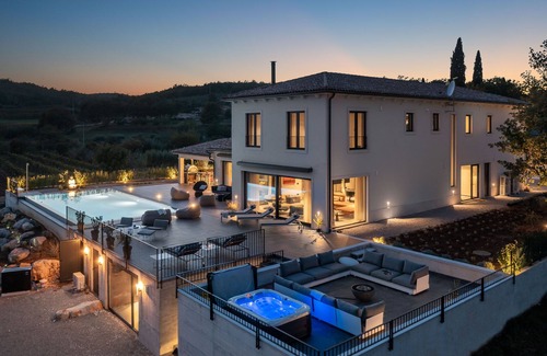 Rakotule Villa | Designer Villa with 72m2 infinity swimming pool, tenis court and spa.