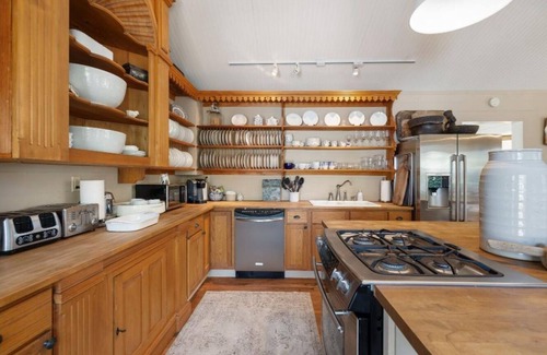 Warrenton House | Designory Round Top home, scenic views & pond!