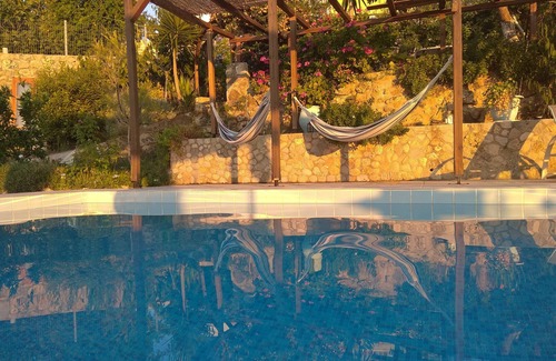 Kypseli Villa | Det'd. Villa, 5 mins to beach, Sea Views, Private Pool, 3 Bedrooms (2 ensuite).