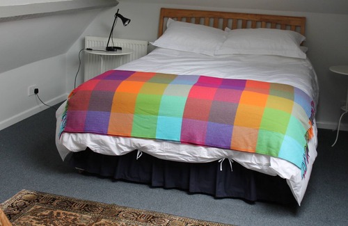 New Forest District Cabin | Detached Cabin With Loft. Sleeps 4. Quirky Modern Style. Woodland Walk To Beach