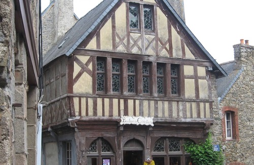 Minihy-Treguier House | Detached granite house in TREGUIER