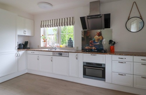 Makkum Cabin | Detached luxury villa with a terrace and jetty next to open waters