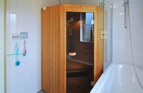 Makkum Cabin | Detached luxury villa with a terrace and jetty next to open waters