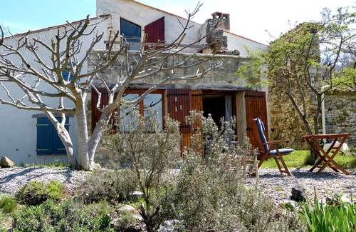 Gignac Apartment | Detached property with panoramic views of the Luberon Natural Park