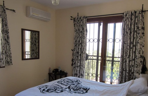 Torba Villa | Detached villa, sea views of Torba Bay, shared pool, 8 mins walk to beach π