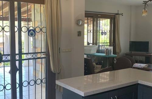 Torba Villa | Detached villa, sea views of Torba Bay, shared pool, 8 mins walk to beach π